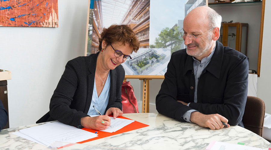 Pierre Paul Zalio, président de l’ENS Paris-Saclay, et Anne Nouguier, directrice par intérim de L’ENSCI-Les Ateliers, signent la convention qui scelle la naissance du nouveau Centre de recherche en Design. 