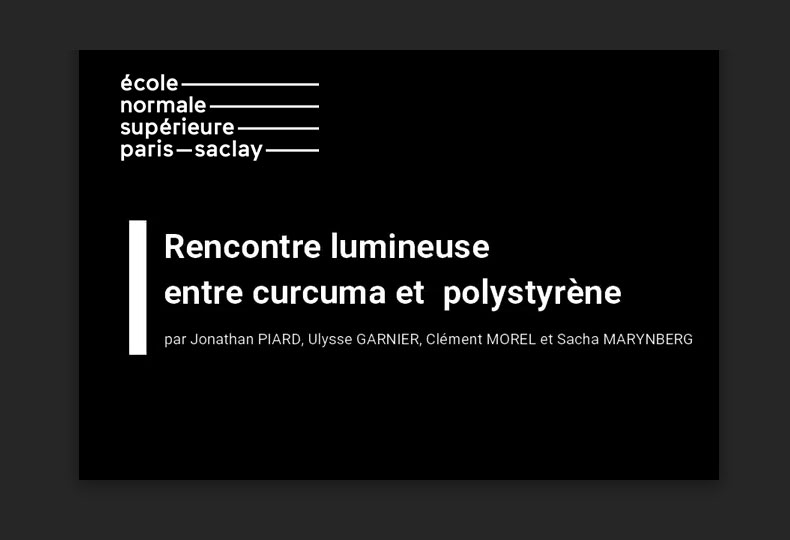 Rencontre lumineuse entre le curcuma et le polystyrène