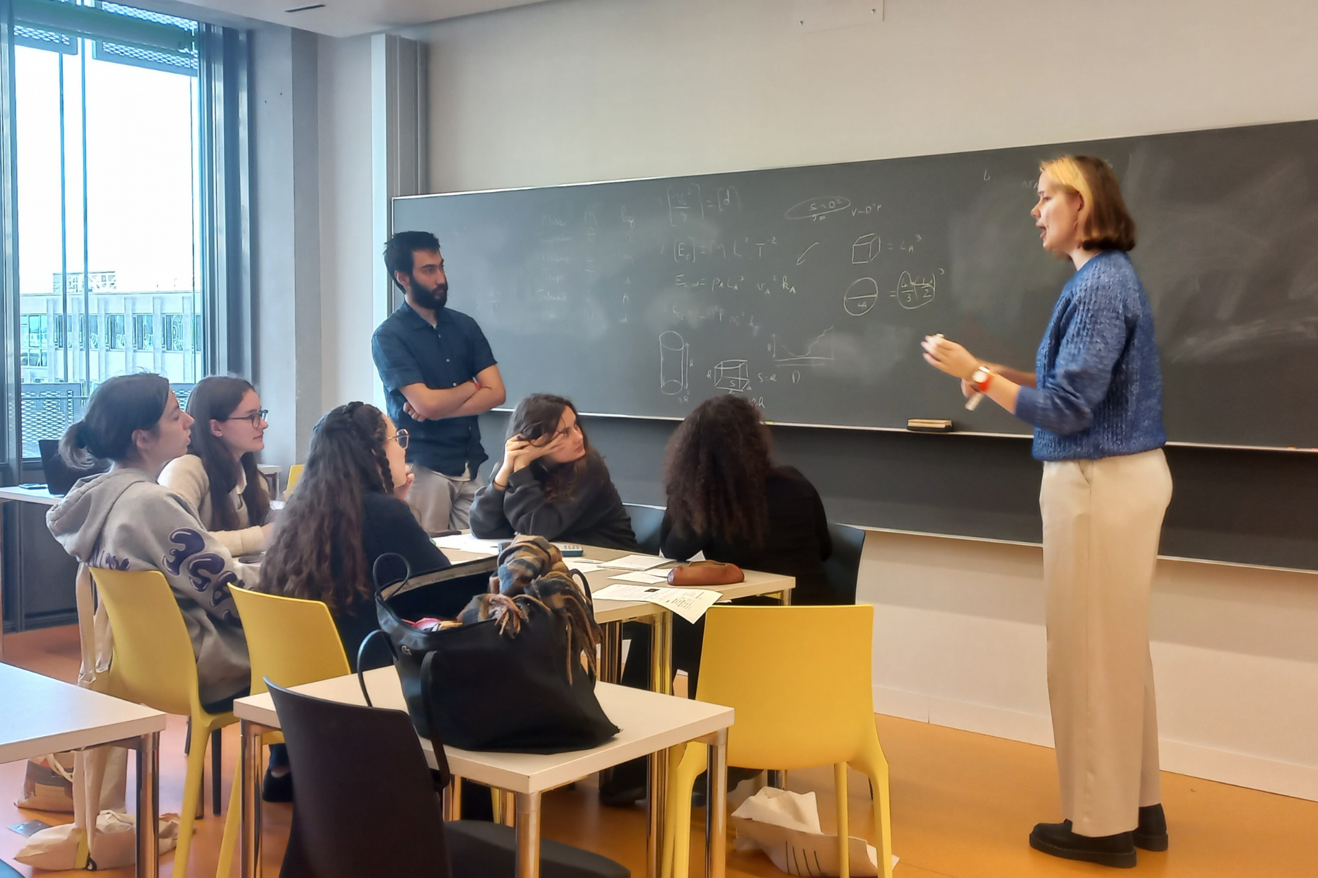 Des lycéennes participent à un atelier scientifique à l'ENS Paris-Saclay.