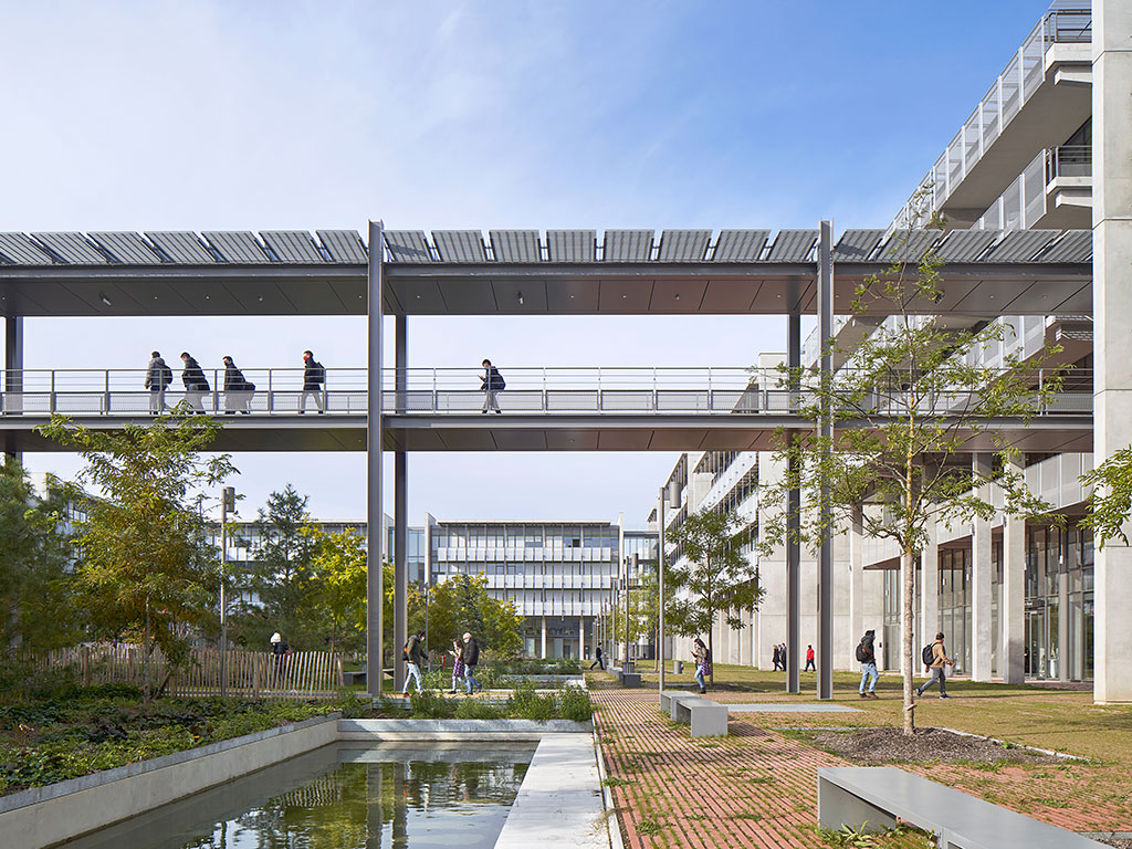 Jardin de l'ENS Paris-Saclay vu de la passerelle.