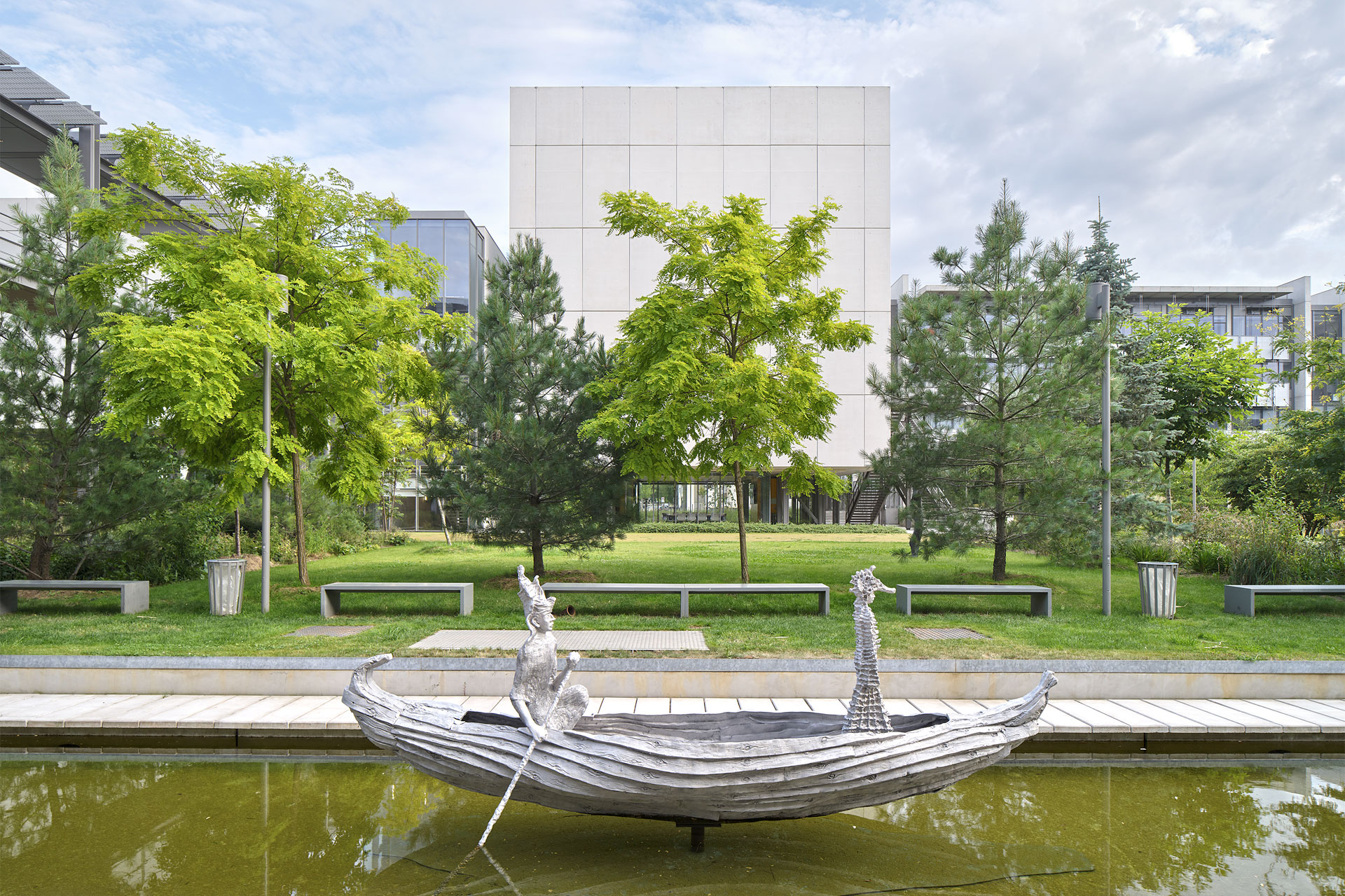 The boat and the characters of Apriou - Photo credits: Michel Denacé (RPWB)