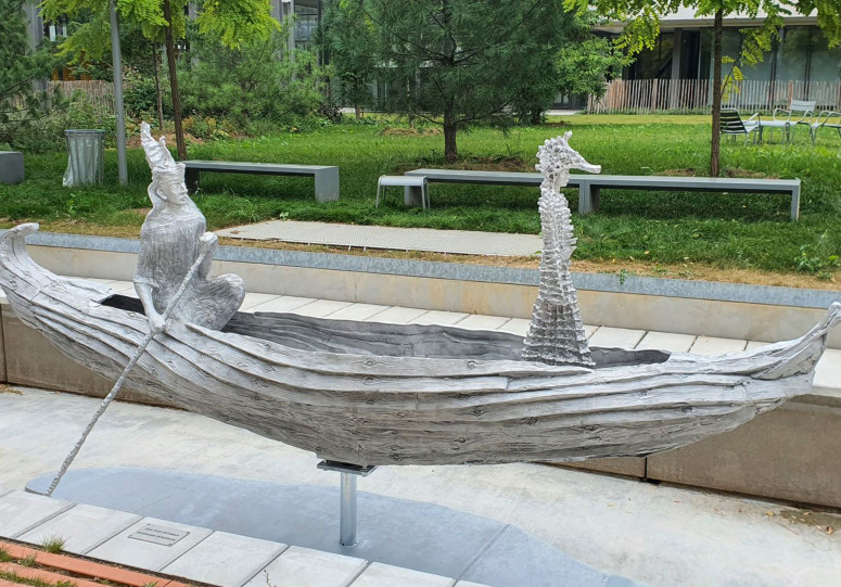 Sculpture "La barque et les personnages" de Jean-Marie Appriou.