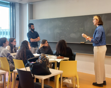 Des lycéennes participent à un atelier scientifique à l'ENS Paris-Saclay.