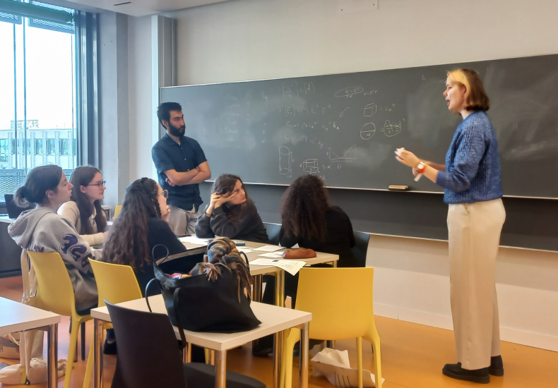 Des lycéennes participent à un atelier scientifique à l'ENS Paris-Saclay.