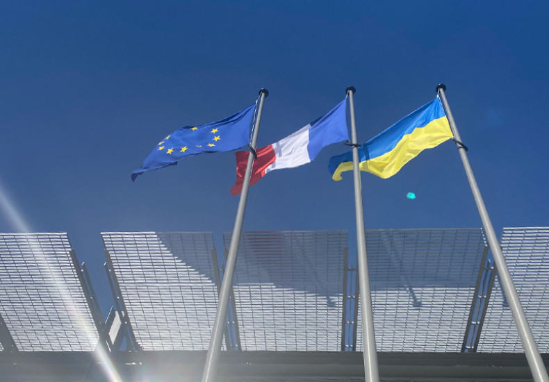 Drapeaux européen, français et ukrainien