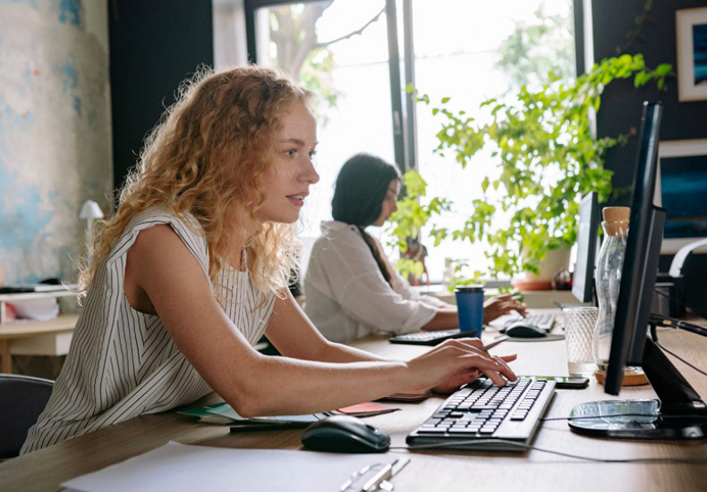 Bourse Informatique au féminin - Image Canva