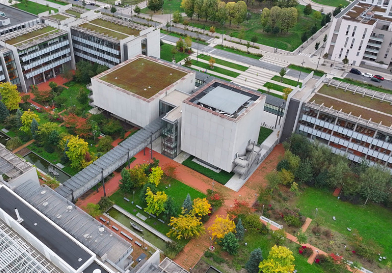 Vue aérienne de l'ENS Paris-Saclay - Crédits photo : @beedronevision