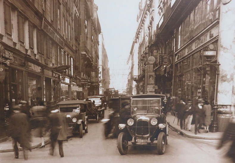 Rue de Paris années 1920 (musée de l'aventure Peugeot de Sochaux)