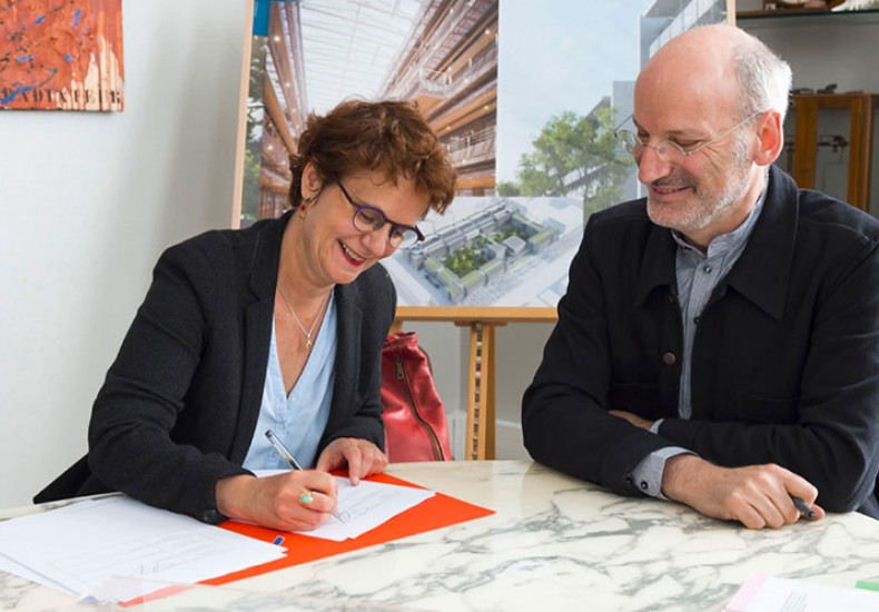 Pierre Paul Zalio, président de l’ENS Paris-Saclay, et Anne Nouguier, directrice par intérim de L’ENSCI-Les Ateliers, signent la convention qui scelle la naissance du nouveau Centre de recherche en Design. 